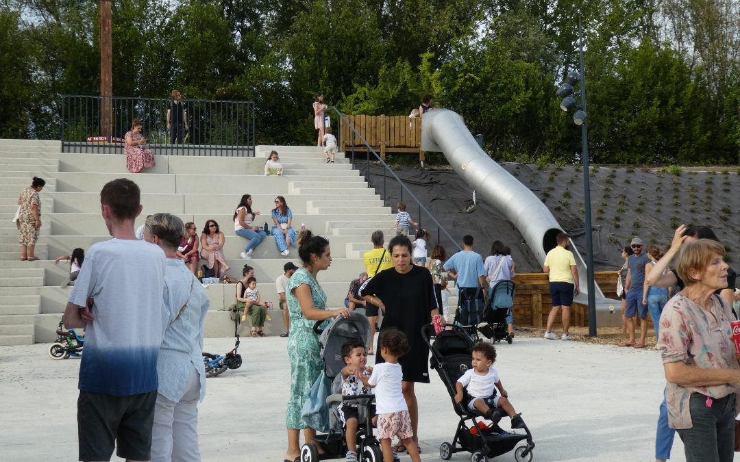 CENON : PLACE DE LA DEMI-LUNE, TRANSFORMATION D’UNE FRICHE SNCF
