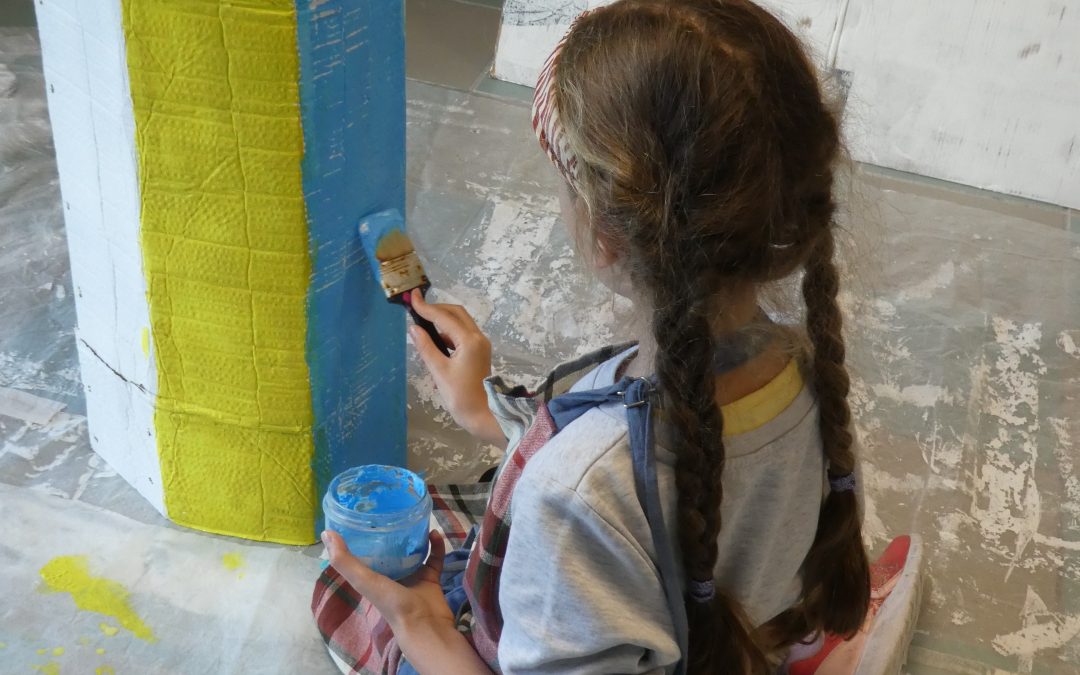 Des enfants préparent le festival des arts